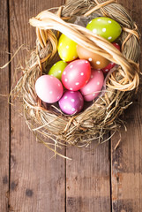 Obraz na płótnie Canvas Easter eggs in basket
