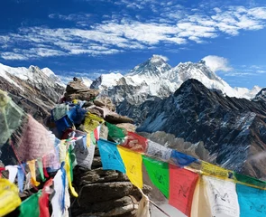 Papier Peint photo Népal Vue sur l& 39 Everest de gokyo ri avec des drapeaux de prières - Népal