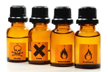 Apothekerflaschen isoliert auf weißem Hintergrund