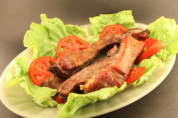 Barbecued ribs with tomatoes and lettuce