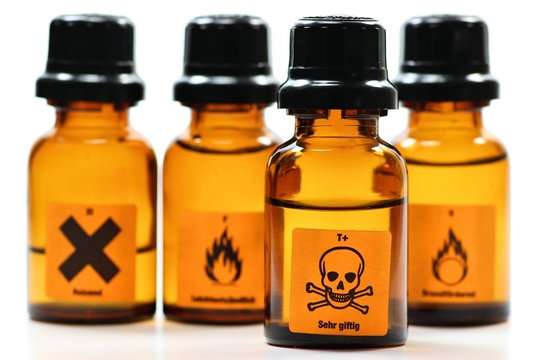 Apothekerflaschen isoliert auf wei&szlig;em Hintergrund (Fokus auf Flasche mit Piktogramm 'sehr giftig')