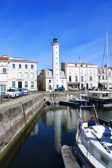 Obraz premium Vue sur le phare du vieux port depuis un voilier