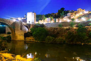 Fototapeta na wymiar fortifications from river in night. Toledo