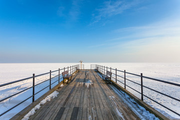 Fototapeta premium Drewniane molo na zamarzniętym morzu
