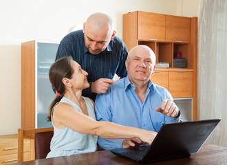 Fototapeta premium men and woman at home online