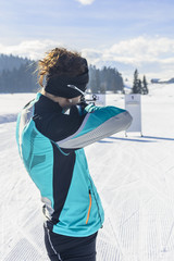 Frau beim Biathlon