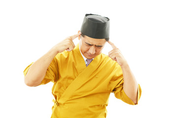 疲れた表情の寿司職人