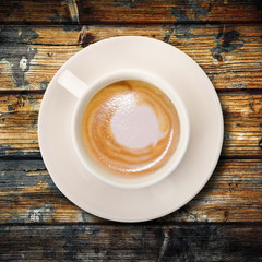 tazzina di caffè italiano su legno