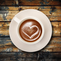 tazzina di caffè italiano su legno