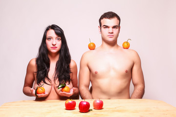 Nackter Mann und Frau posieren mit frischem Obst
