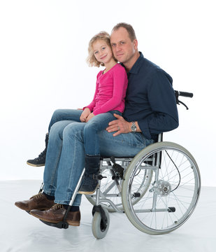 Rollstuhlfahrer mit Tochter
