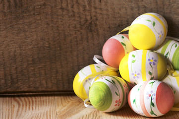Bunte Ostereier vor Holzbrett