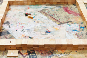 Fototapeta na wymiar mahjong drewniane ściany z płytek na początku rundy