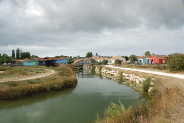 Obraz premium Canal et le Grand village plage