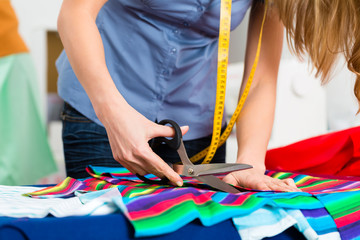 Modedesignerin im Studio bei der Arbeit