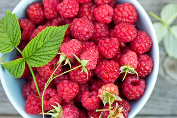Fresh raspberries in a bowl