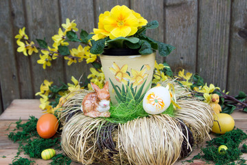 Osterdekoration auf Holz