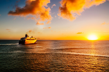 Fototapeta Passagierschiff im Sonnenuntergang obraz