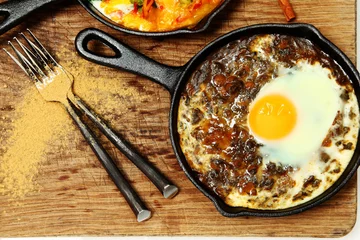 Crédence de cuisine en verre imprimé Oeufs sur le plat Spinach Dal and Egg Skillet Breakfast