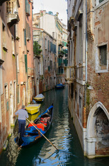 Fototapeta na wymiar gondolier à Venise