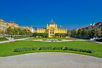 Fototapeta na wymiar Pawilon w parku w Zagrzebiu