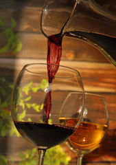 Obrazy na Plexi  Nalewanie wina z karafki