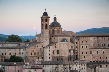 Fototapeta na wymiar wieczorem panoramiczny widok na miasto Urbino, Włochy