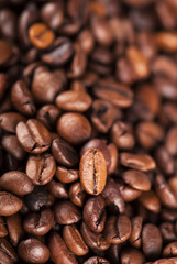 Naklejka premium Zbliżenie ziaren kawy z naciskiem