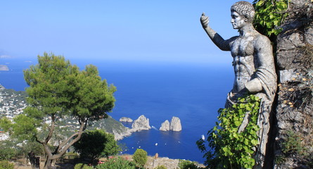 Fototapeta premium Statue romaine et vue sur les Fariglioni à Anacapri - Italie