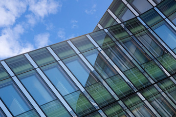 Obraz premium Angled shot of an office building with shiny blue glass