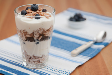 Joghurt mit Heidelbeeren und Haferflocken