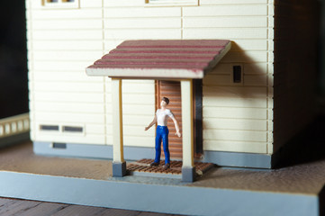 ミニチュアの人形と家の玄関
