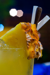 Fototapeta na wymiar Koktajl Malibu Mix sok ananasowy z plasterka ananasa