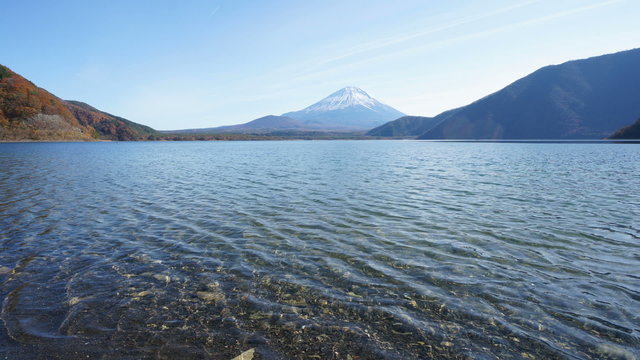 富士山と本栖湖  湖面ローアングル　(インターバル撮影)