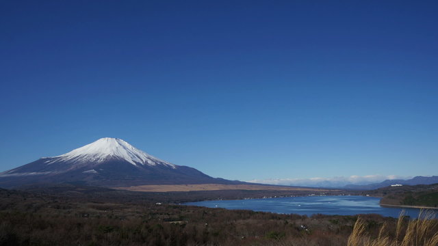 【富士山インターバル撮影映像】富士山と山中湖 「快晴青空・コピースペースを多くとったシンプルなアングル」