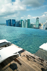 Fototapeta premium Infinity swimming pool of the Marina Bay Sands in Singapore.