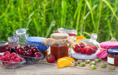 Marmelade und Früchte auf dem Gartentisch