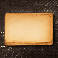 pagine vuote vintage su fondo di legno