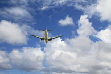 着陸する飛行機
