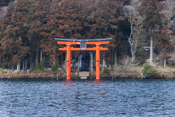 Géant Torii, lac Ashi,  porte japonaise, Japon,