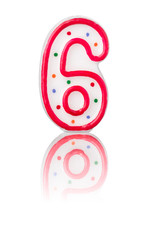 Rote Nummer Sechs mit Reflexion