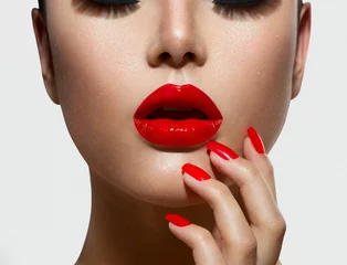 Foto op Plexiglas Fashion lips Rode Sexy lippen en nagels close-up. Manicure en make-up