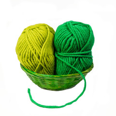 Zwei Wollknäuel in Grüntönen