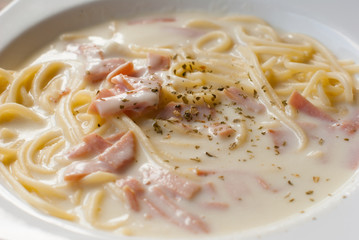 Spaghetti with white sauce