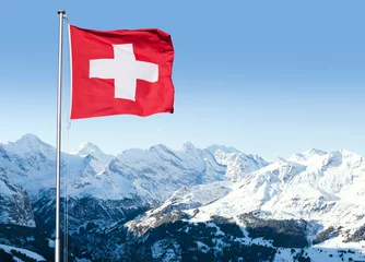 Fototapete Europa Schweizer Flagge weht über Alpenlandschaft