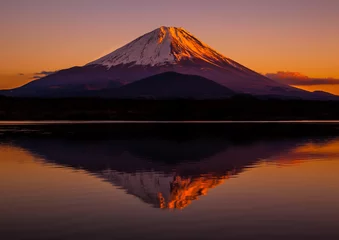 Fototapete Fuji Umgekehrtes Bild von Mt.Fuji - der rote Himmel