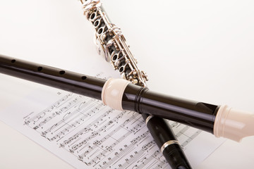 Naklejka premium Instrumente mit Noten