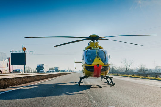 Rettungshubschrauber auf der Autobahn Unfall 