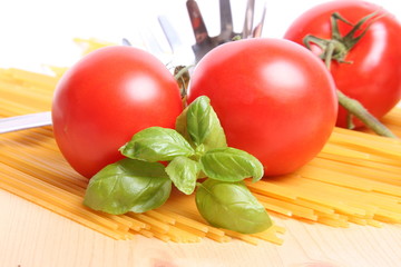 Spaghetti, Tomaten und Basilikum