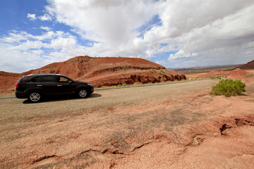 SUV dans les collines rouges d'Arizona